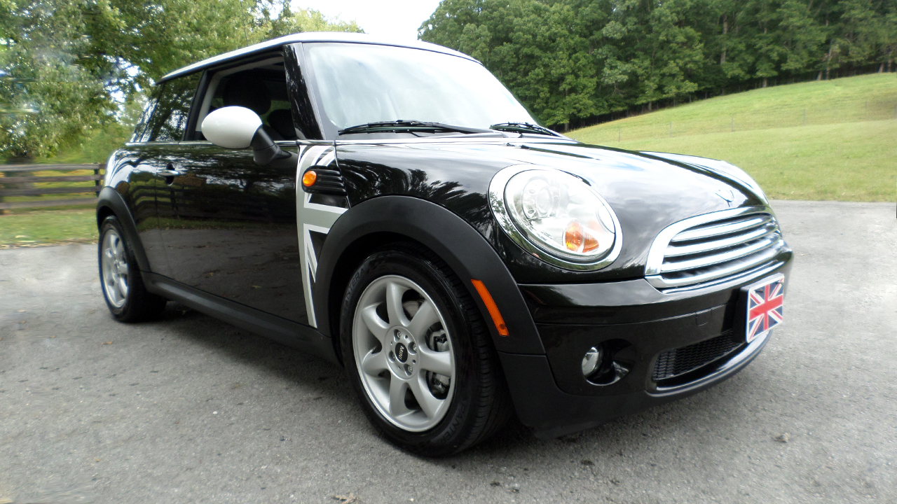 2nd Image of a 2010 MINI COOPER