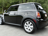 Image 6 of 23 of a 2010 MINI COOPER