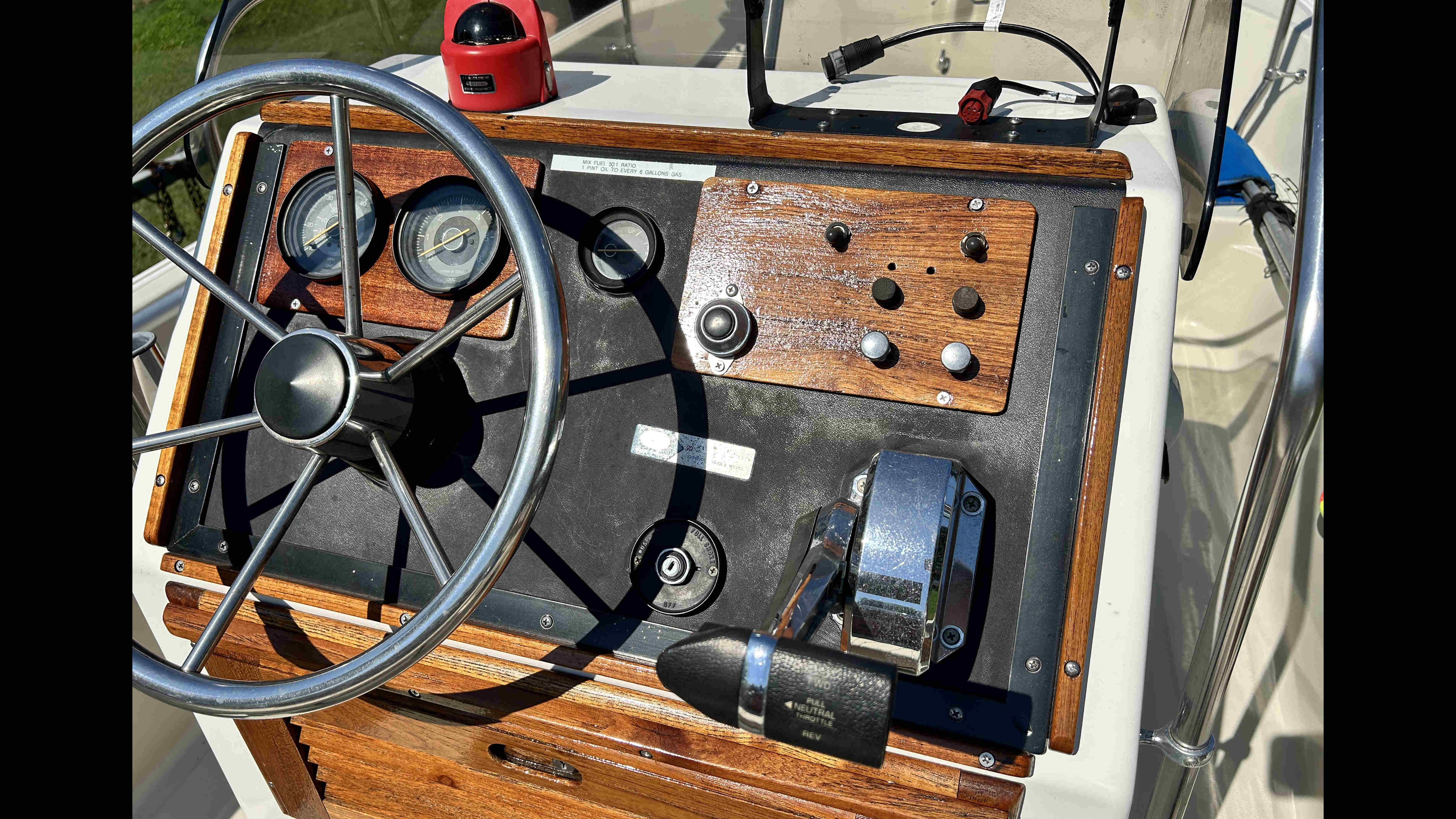 5th Image of a 1982 BOSTON WHALER MONTAWK 17