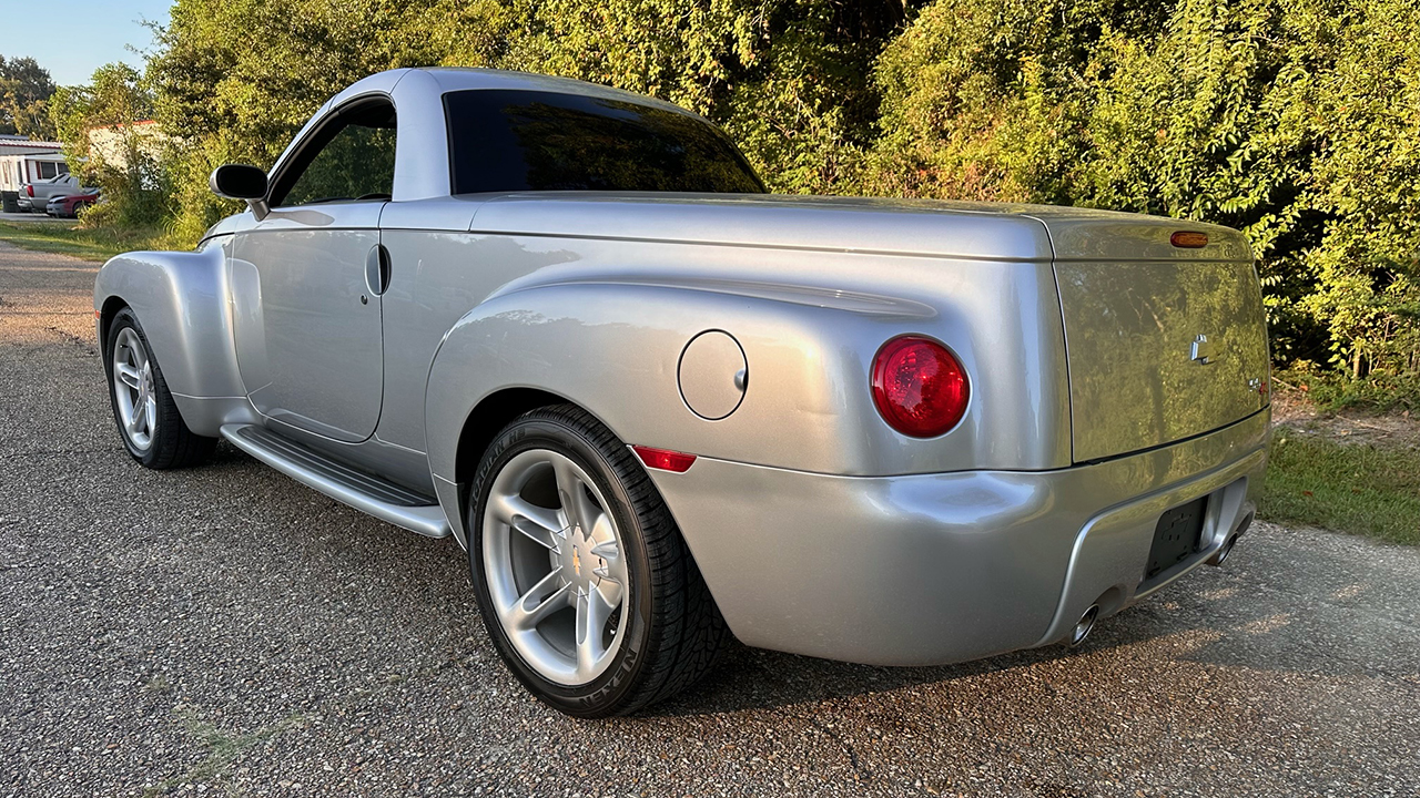 2nd Image of a 2005 CHEVROLET SSR