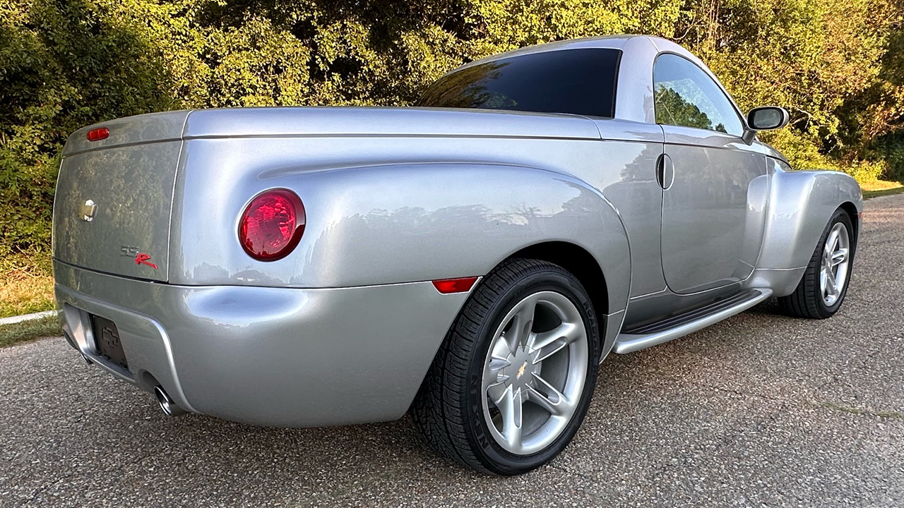 3rd Image of a 2005 CHEVROLET SSR