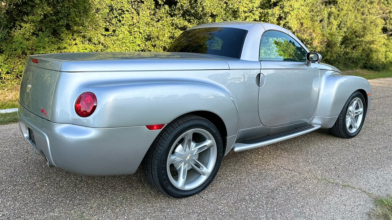 4th Image of a 2005 CHEVROLET SSR