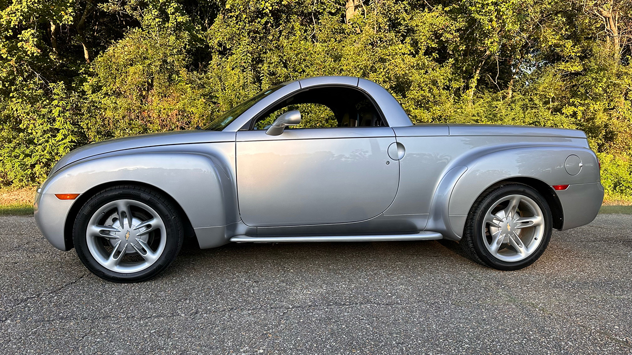 5th Image of a 2005 CHEVROLET SSR