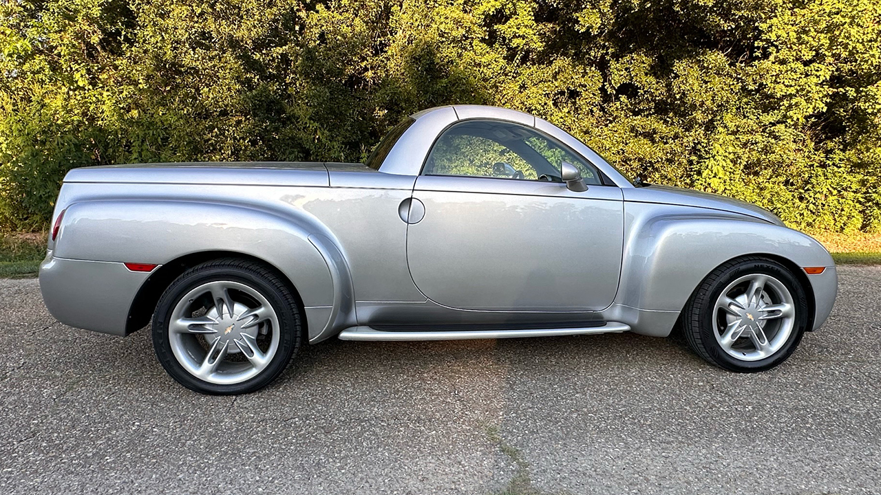 6th Image of a 2005 CHEVROLET SSR