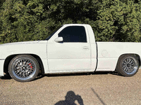 Image 5 of 14 of a 2006 GMC .