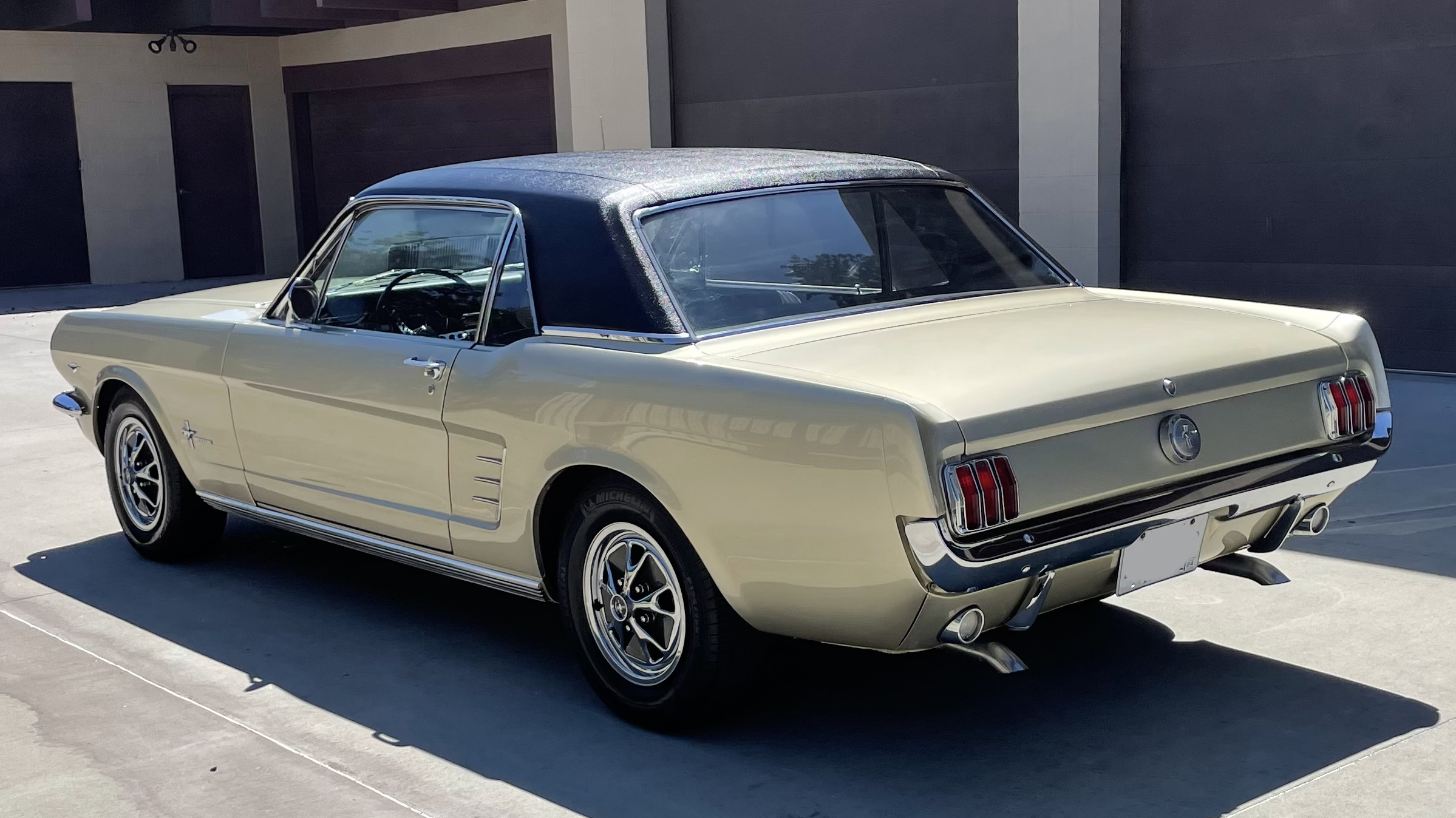 2nd Image of a 1966 FORD MUSTANG