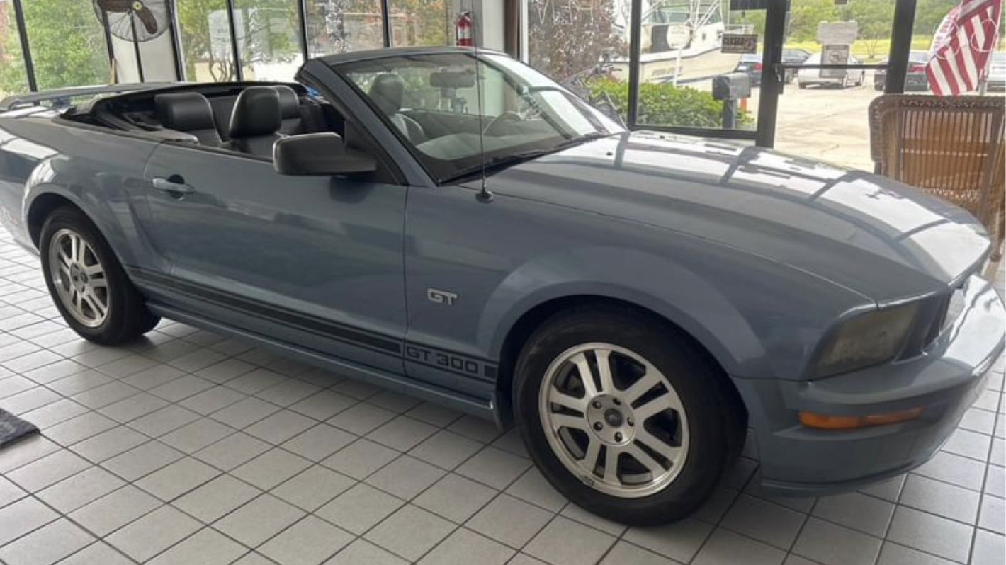 1st Image of a 2005 FORD MUSTANG