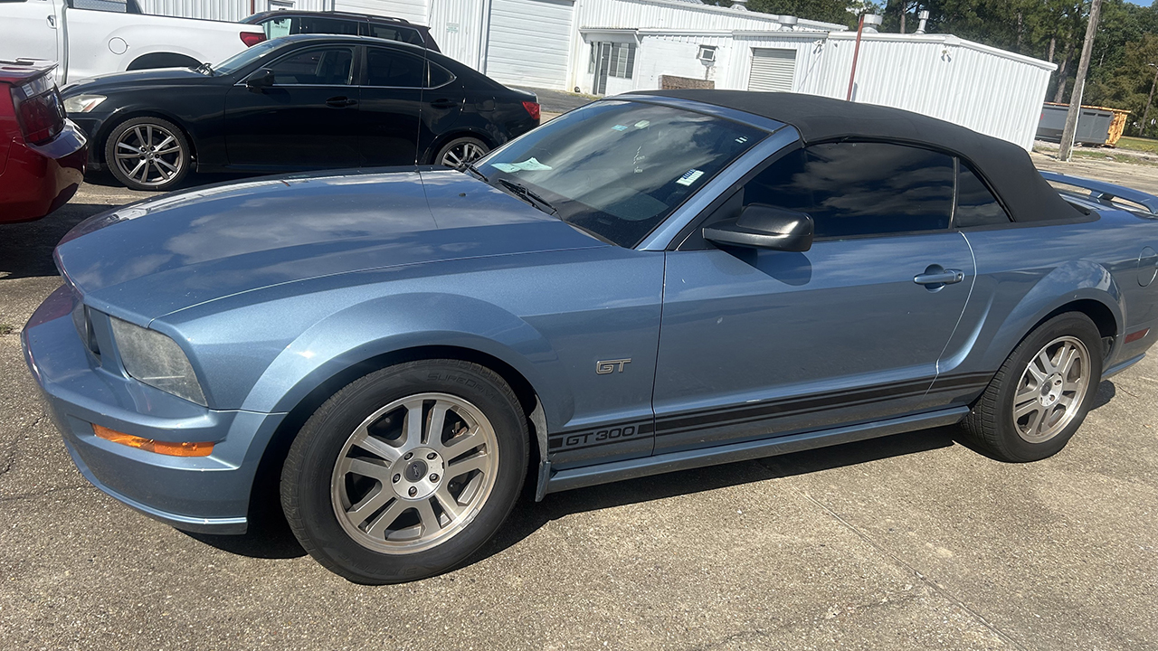 2nd Image of a 2005 FORD MUSTANG