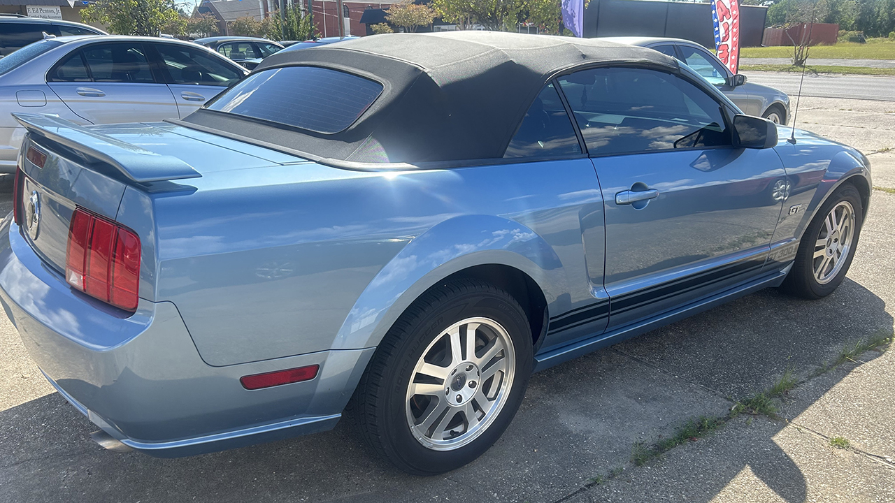 3rd Image of a 2005 FORD MUSTANG