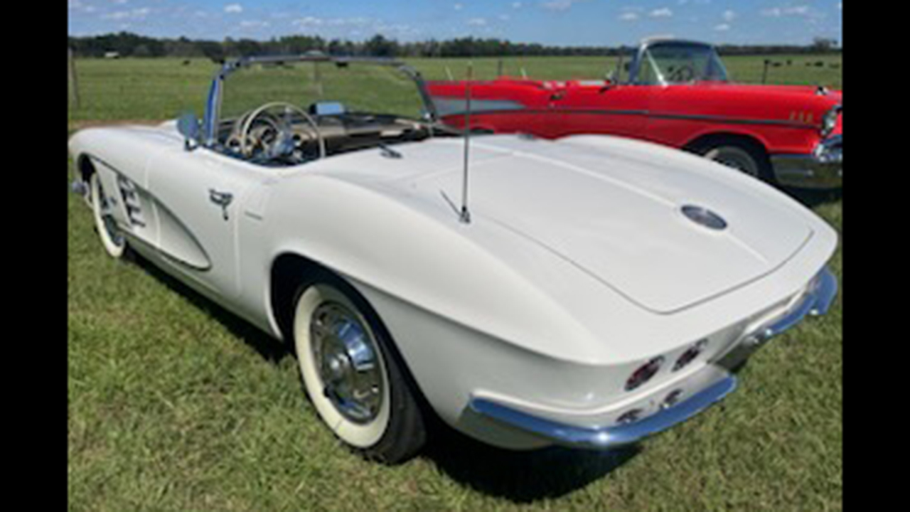 2nd Image of a 1961 CHEVROLET CORVETTE