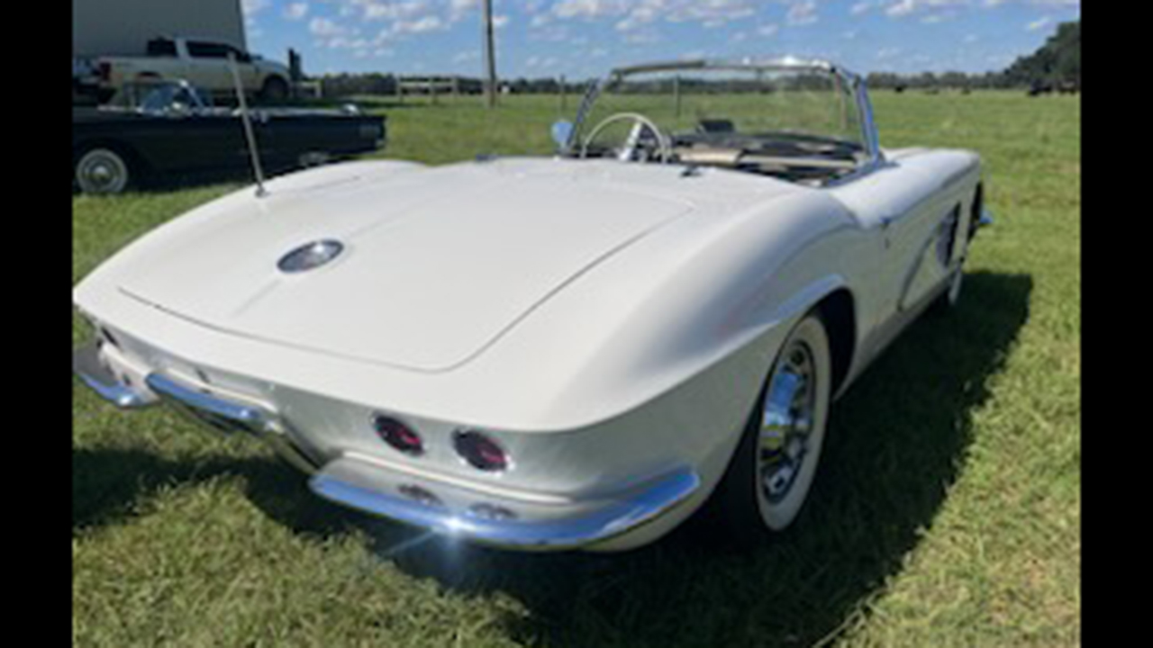 3rd Image of a 1961 CHEVROLET CORVETTE