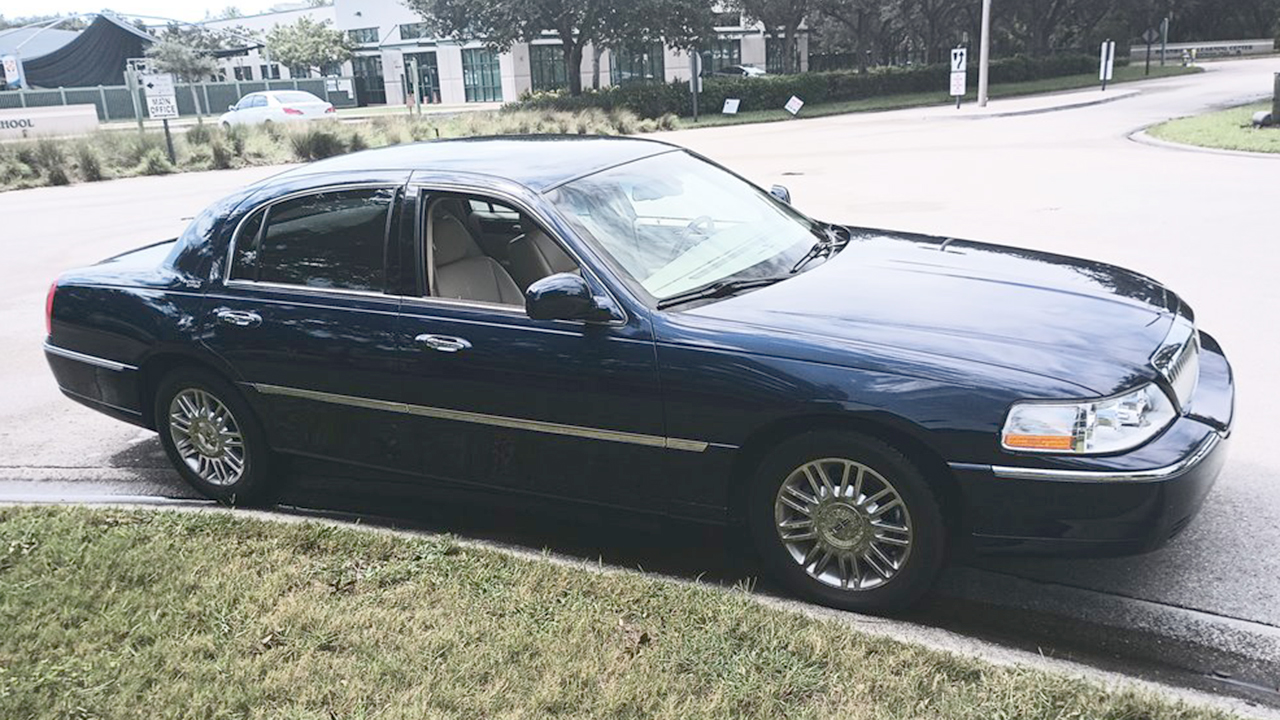 1st Image of a 2008 LINCOLN TOWN CAR SIGNATURE LIMITED