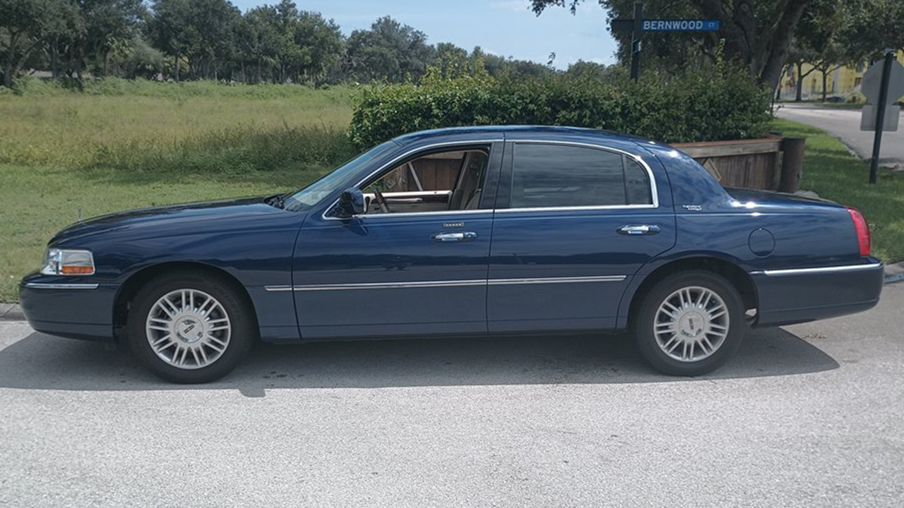 2nd Image of a 2008 LINCOLN TOWN CAR SIGNATURE LIMITED