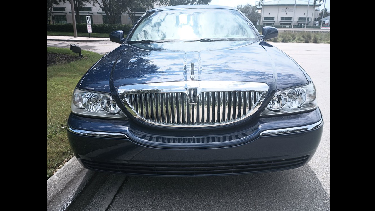 3rd Image of a 2008 LINCOLN TOWN CAR SIGNATURE LIMITED