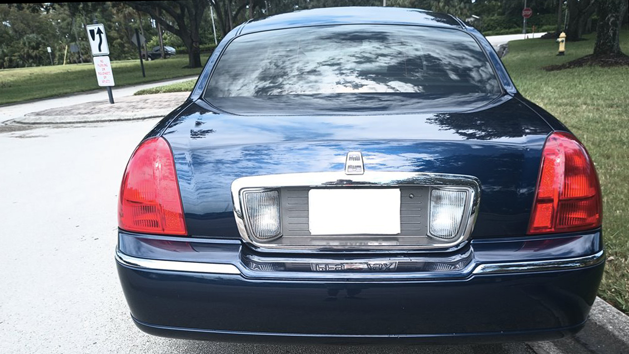 4th Image of a 2008 LINCOLN TOWN CAR SIGNATURE LIMITED