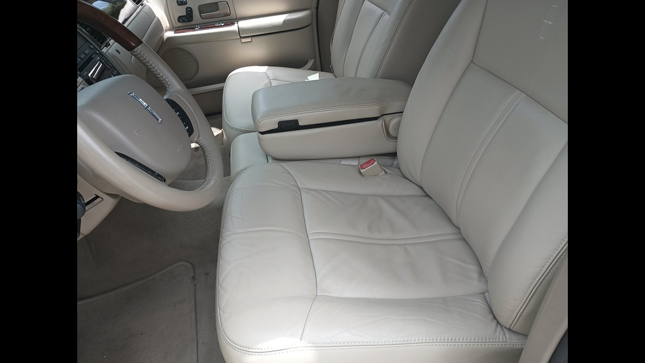 9th Image of a 2008 LINCOLN TOWN CAR SIGNATURE LIMITED