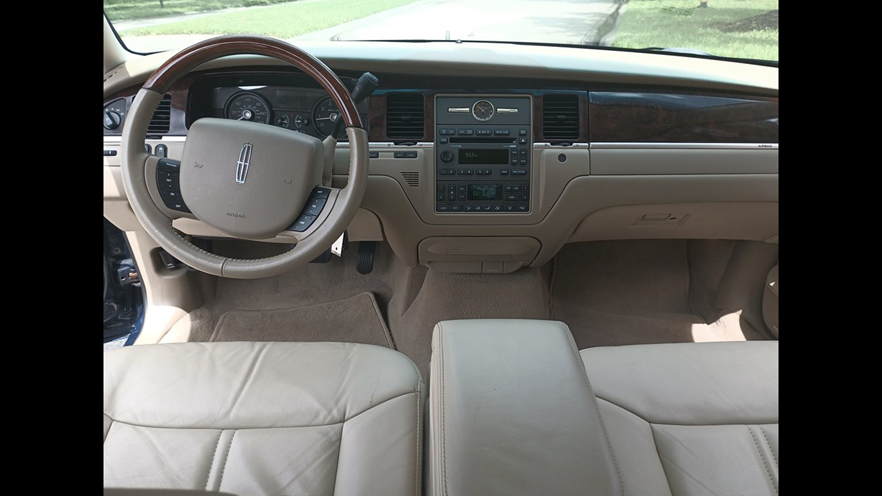 11th Image of a 2008 LINCOLN TOWN CAR SIGNATURE LIMITED