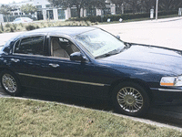 Image 2 of 17 of a 2008 LINCOLN TOWN CAR SIGNATURE LIMITED