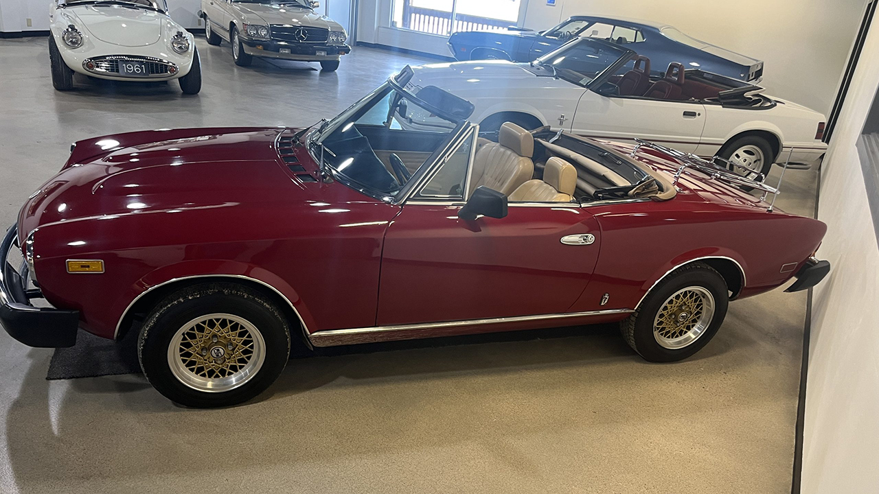 2nd Image of a 1971 FIAT 2000 SPIDER