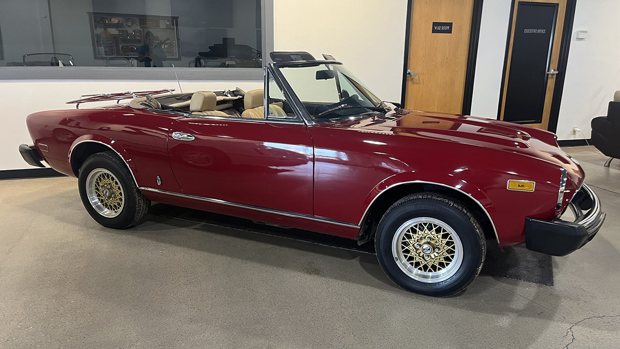 3rd Image of a 1971 FIAT 2000 SPIDER