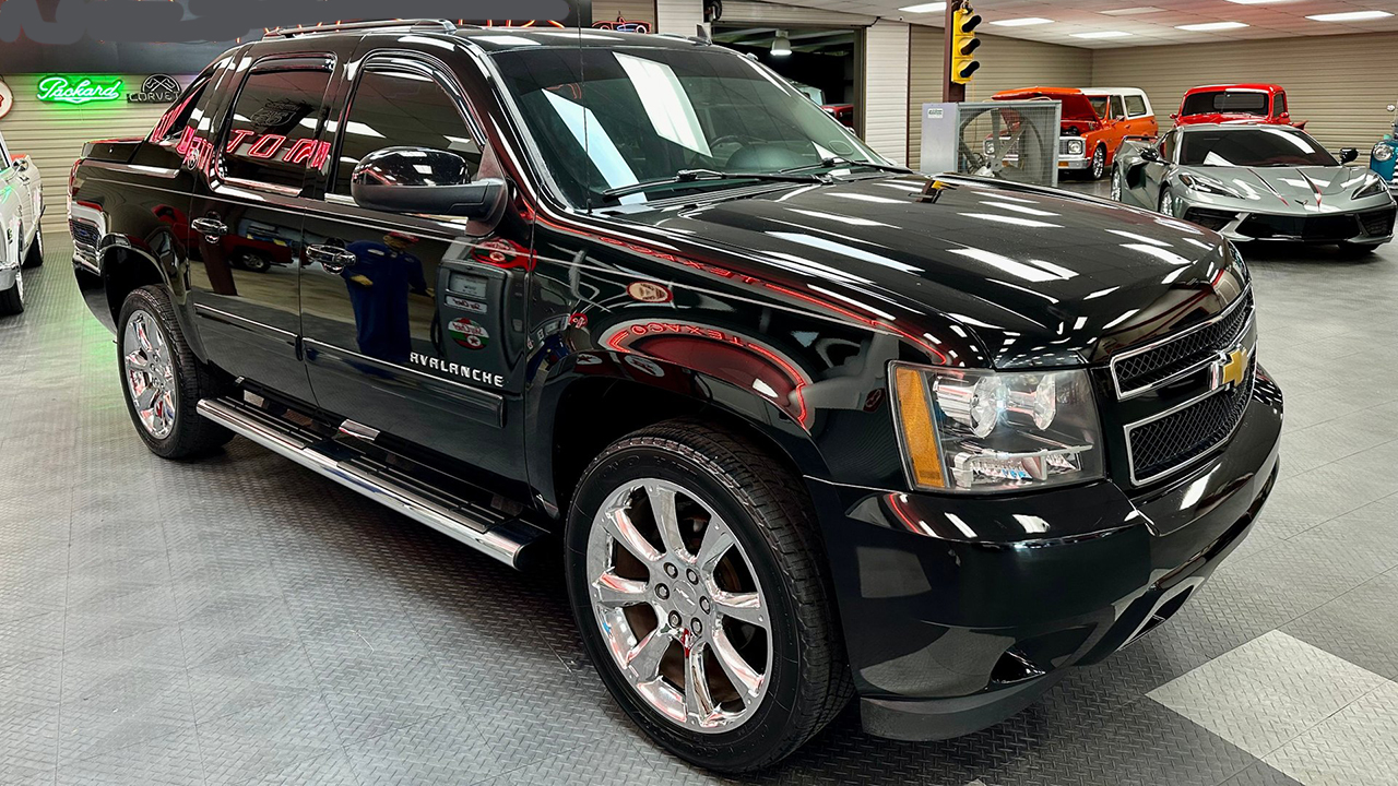 1st Image of a 2013 CHEVROLET AVALANCHE LS