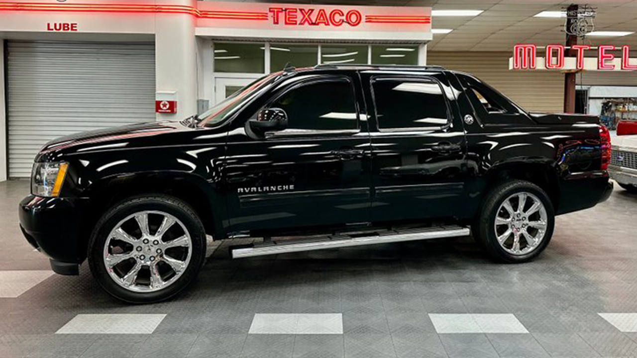 2nd Image of a 2013 CHEVROLET AVALANCHE LS