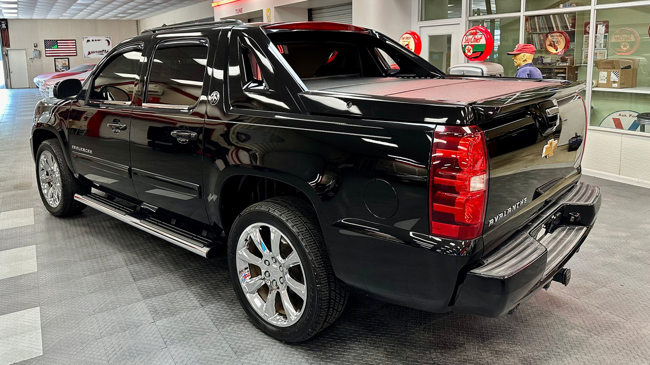 4th Image of a 2013 CHEVROLET AVALANCHE LS