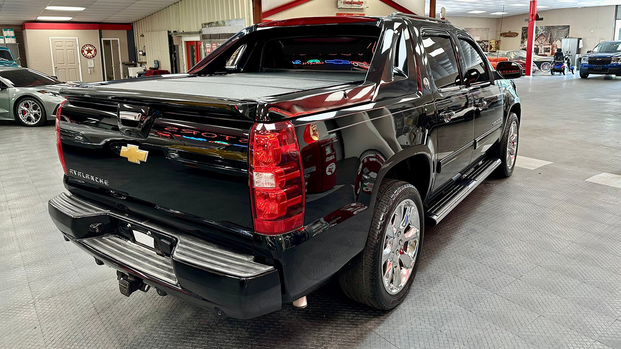 5th Image of a 2013 CHEVROLET AVALANCHE LS