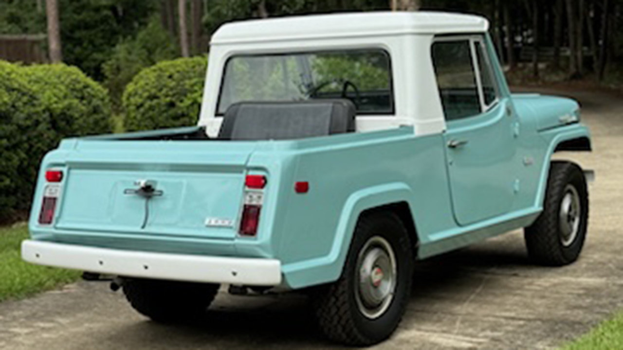 2nd Image of a 1969 JEEP COMMANDO