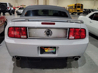 Image 6 of 9 of a 2006 FORD MUSTANG GT