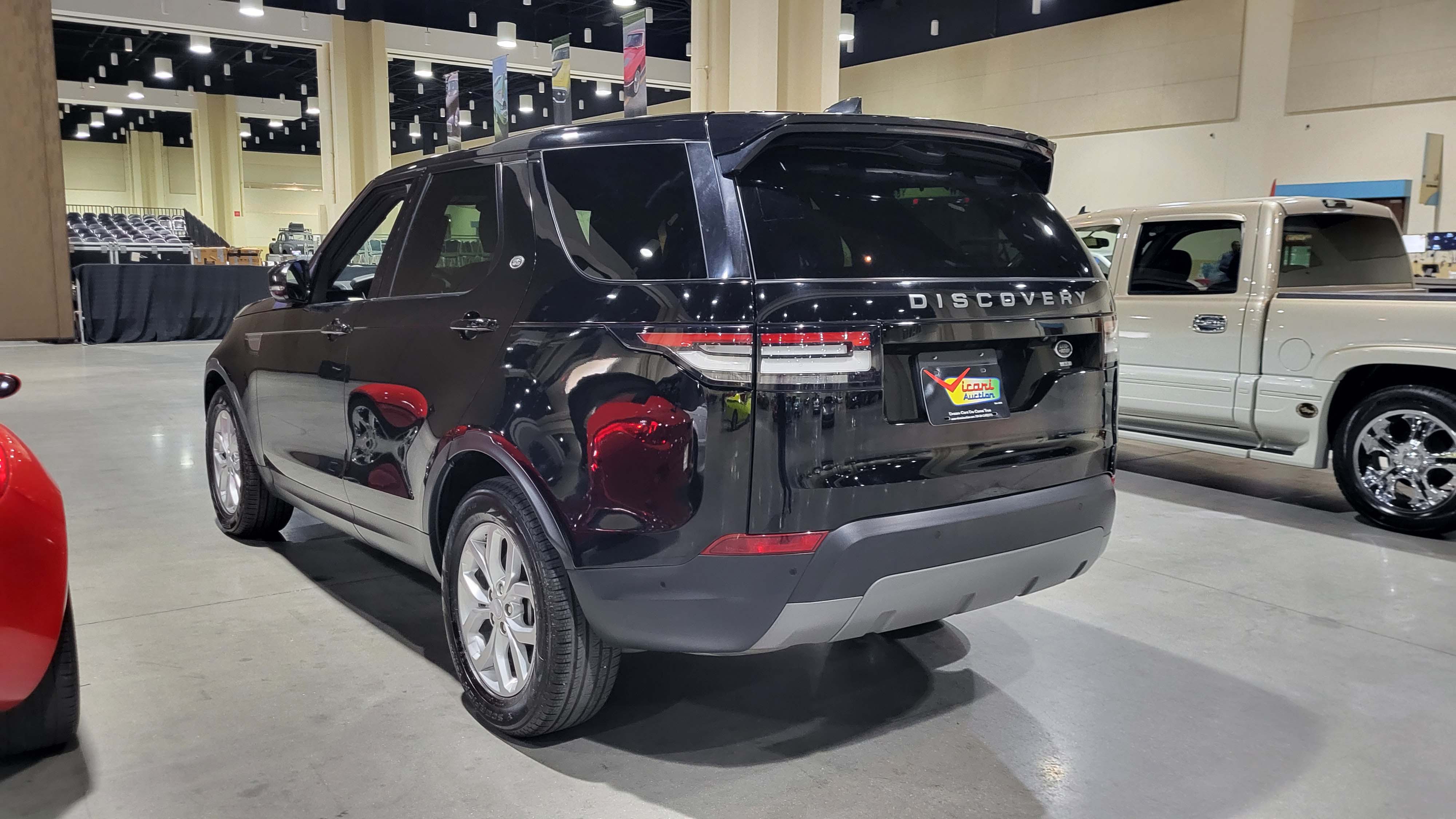 3rd Image of a 2020 LAND ROVER DISCOVERY SE