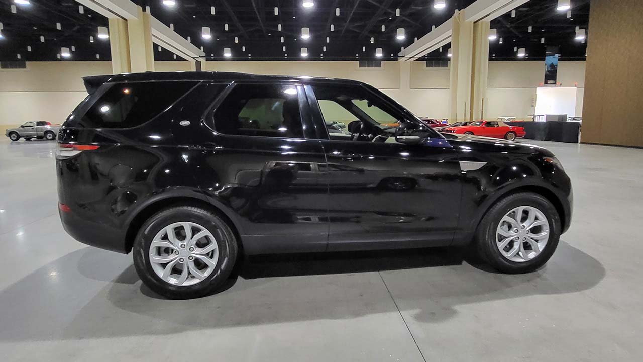 4th Image of a 2020 LAND ROVER DISCOVERY SE