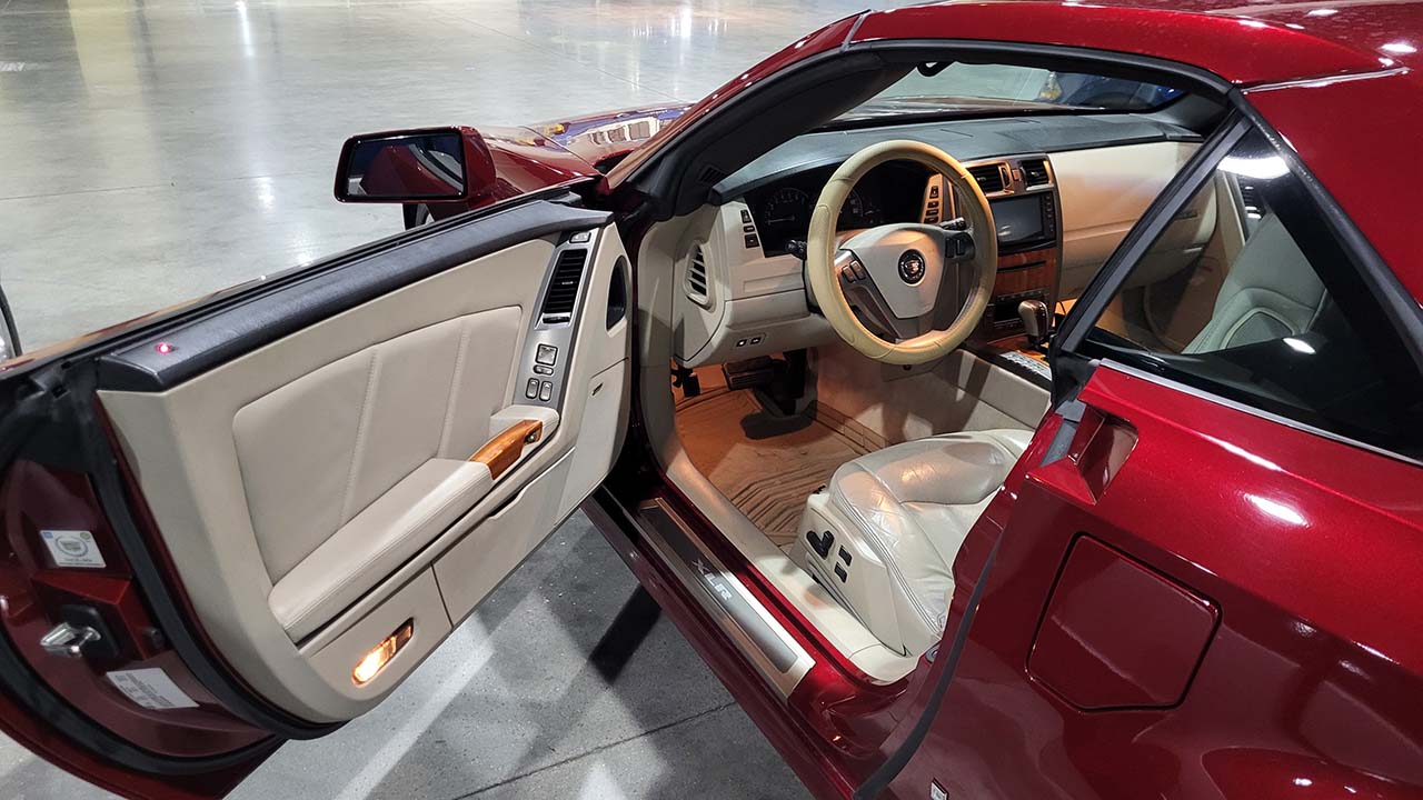 4th Image of a 2006 CADILLAC XLR ROADSTER