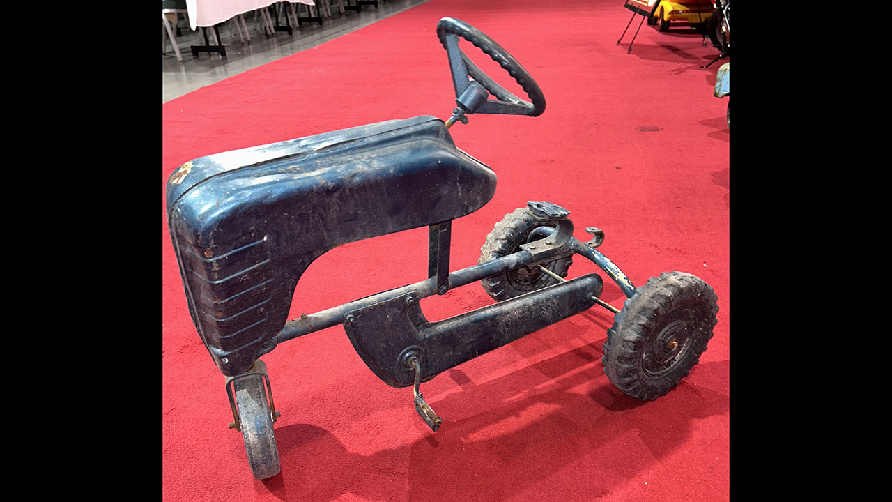 2nd Image of a N/A N/A PEDAL TRACTOR