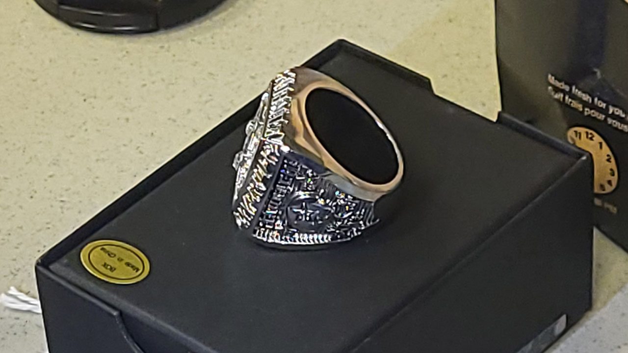 2nd Image of a N/A DALLAS SUPER BOWL RING