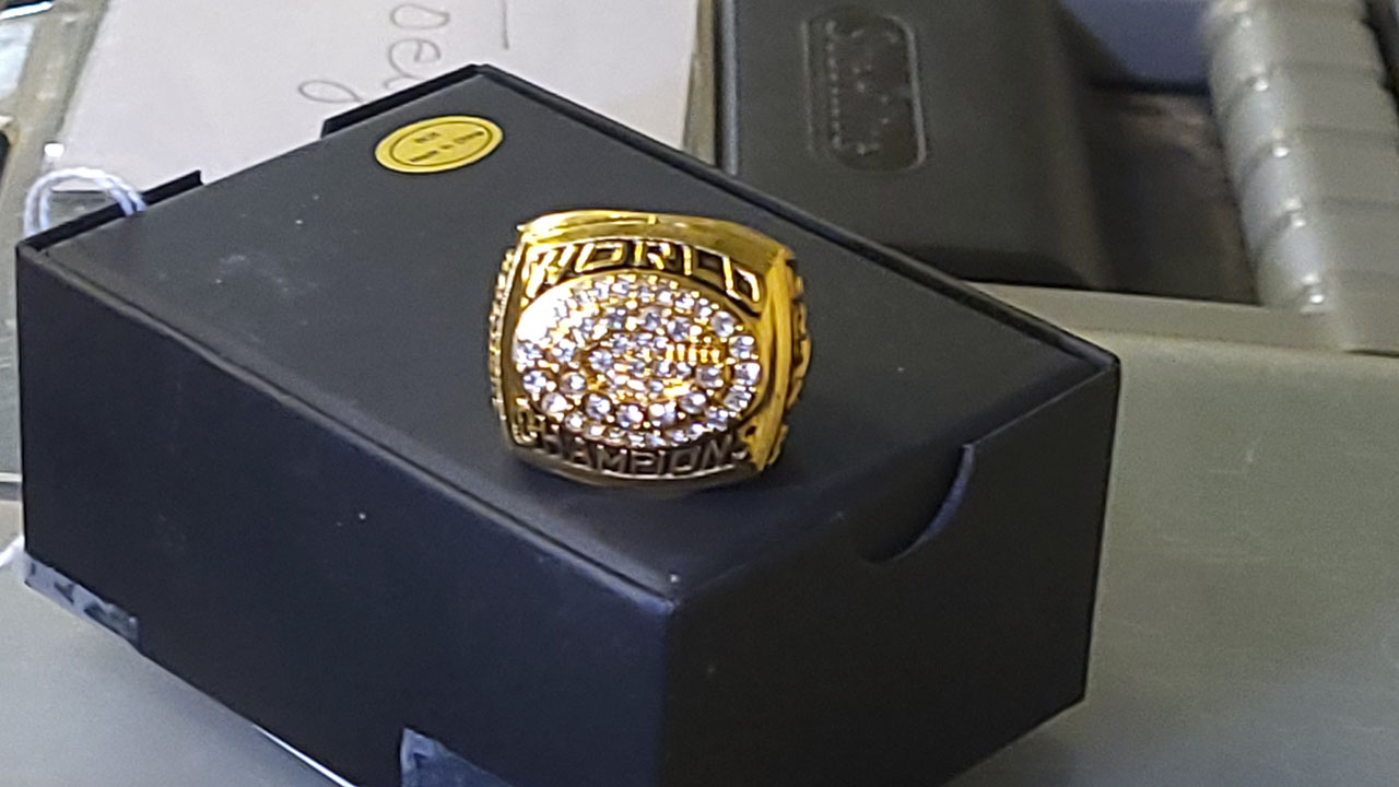 0th Image of a N/A GREEN BAY PACKERS BRETT FAVRE SUPER BOWL RING