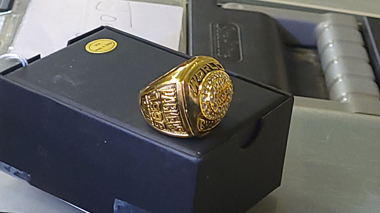 1st Image of a N/A GREEN BAY PACKERS BRETT FAVRE SUPER BOWL RING