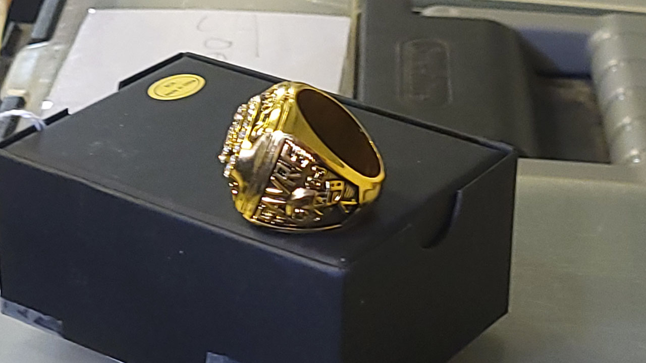 2nd Image of a N/A GREEN BAY PACKERS BRETT FAVRE SUPER BOWL RING