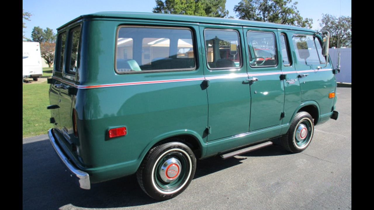 3rd Image of a 1968 CHEVROLET SPORTSVAN 90 DELUXE