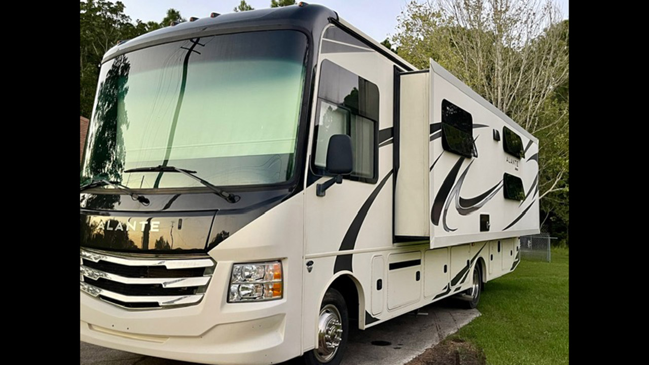 1st Image of a 2021 FORD JAYCO